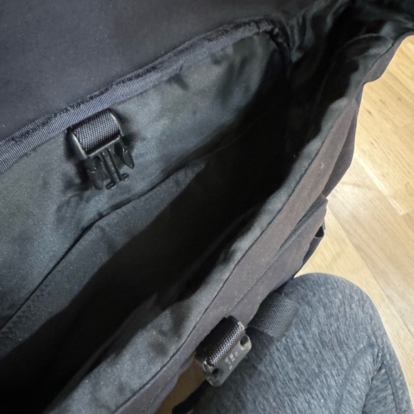 Black large lululemon tech backpack - Picture 3 of 4